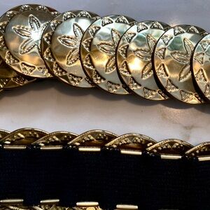 70’s  80’s GOLDTONE Elastic Sand Dollar Medallion Stretch Belt. WOW. Disco